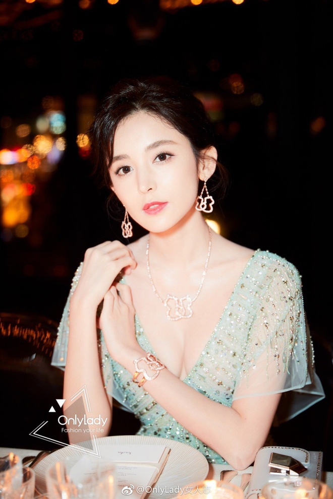 Cannes 2018: Vắng bóng Phạm Băng Băng, mỹ nhân Tân Cương được cư dân mạng khen ngợi hết lời Cannes 2018: Vắng bóng Phạm Băng Băng, mỹ nhân Tân Cương được cư dân mạng khen ngợi hết lời